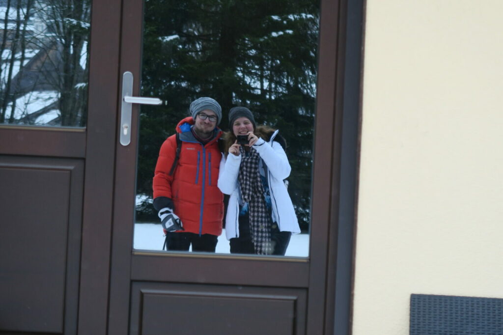 Couple qui vit dans un petit appartement à la montagne