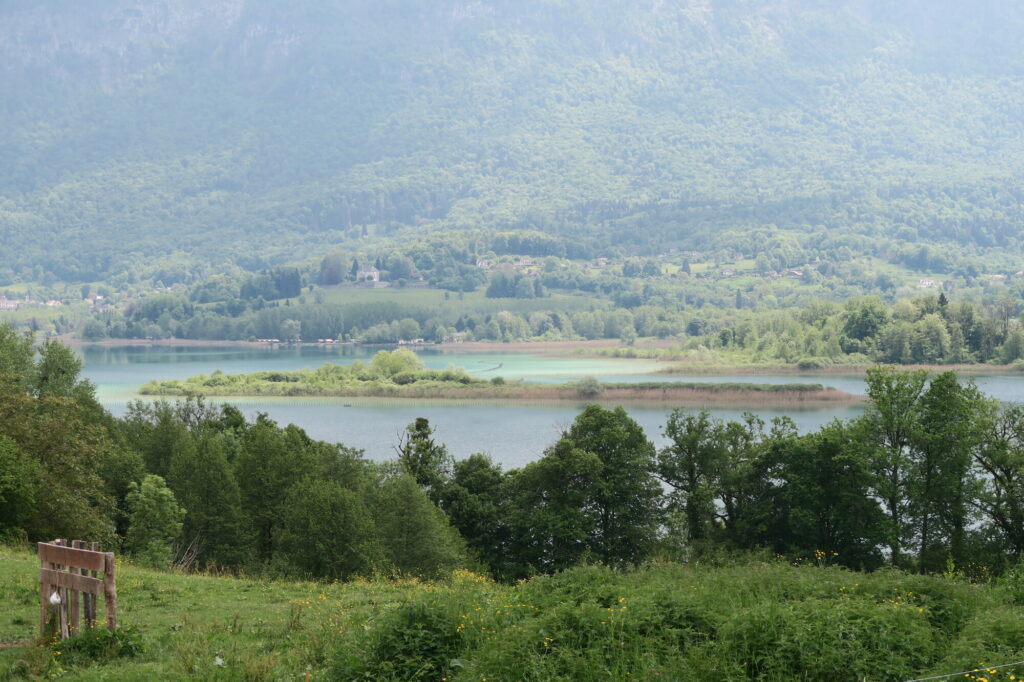 vue lac d'aiguebelette saint alban de montbel