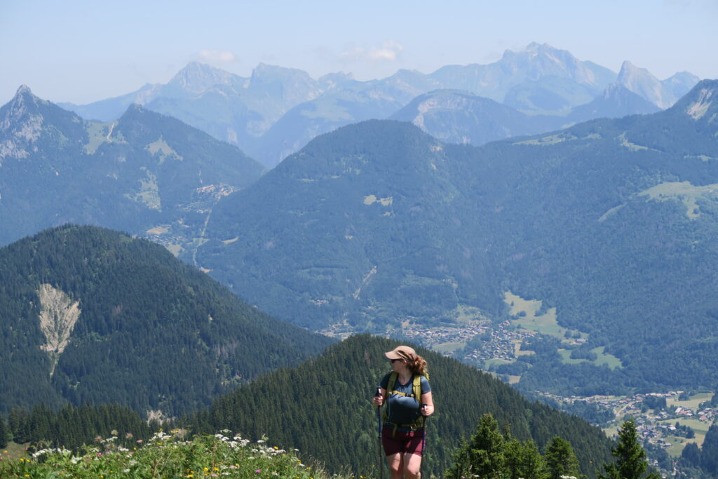 Femme seule en randonnée dans les montagnes