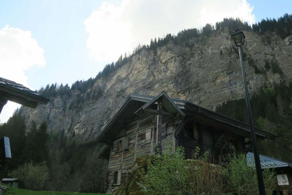 Randonnée facile Haute-Savoie avec chalets et falaise