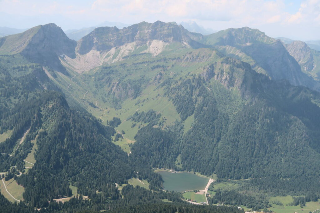 Vue montagne en été depuis le Mont de Grange