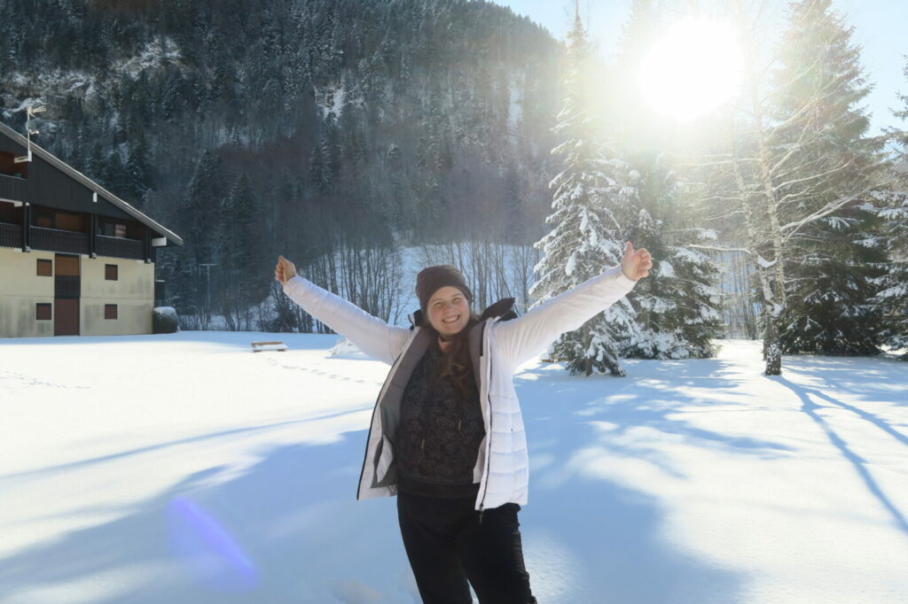 jeune femme heureuse en montagne