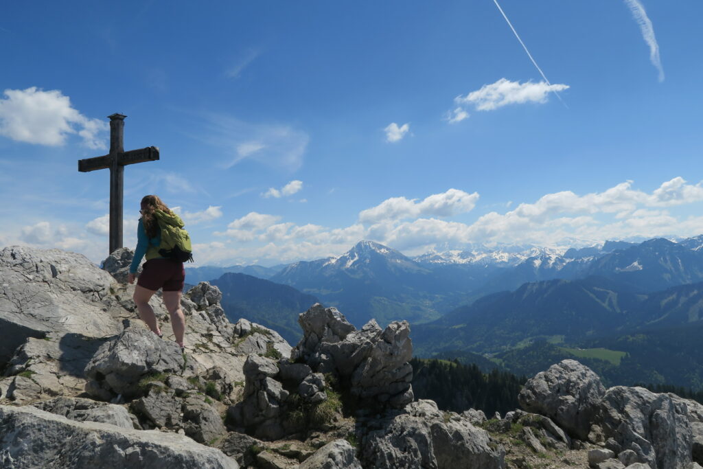 randonnée seule au sommet d'une montagne des Alpes