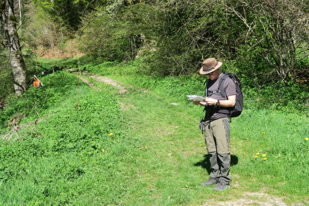 randonneur suivant une carte de randonnée